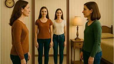 دو زن ۳۵ ساله در آینه، خود ۱۸ ساله‌شان را می‌بینند و با لبخند به آن‌ها برای رشد شخصی توصیه می‌کنند.